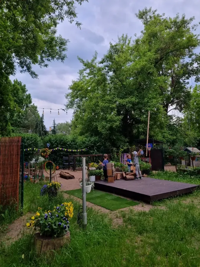 Pogas pagalms vasarā — skatuve, puķes un vieta rotaļām