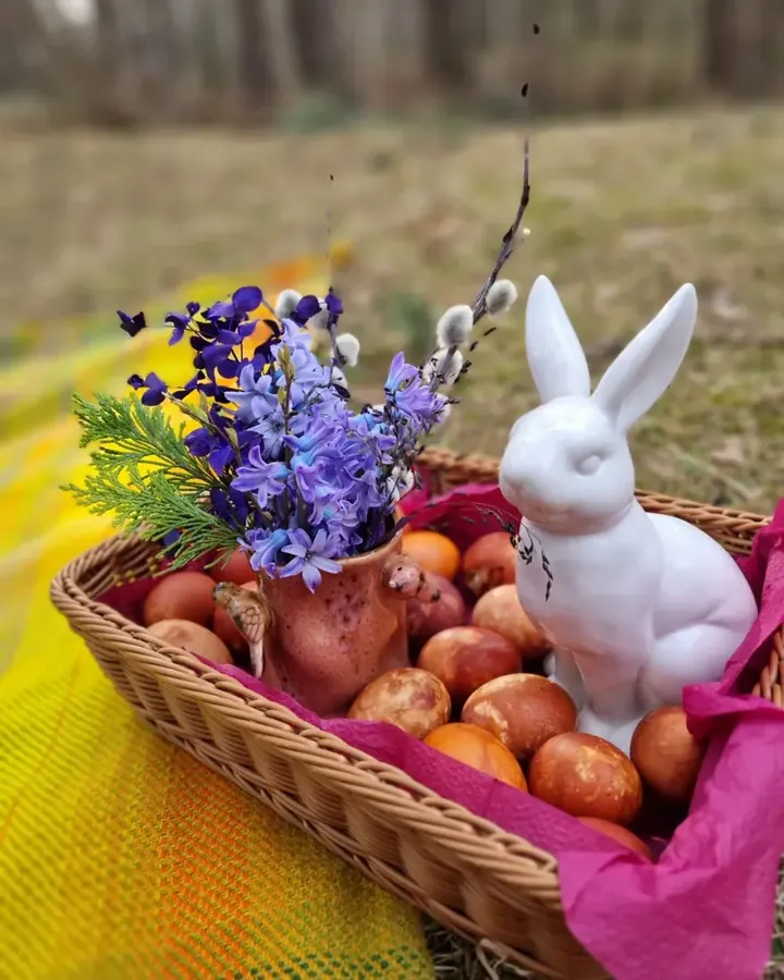 Lieldienu grozs ar krāsotām olām